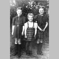 094-1094 Christa, Jutta und Barbara Broscheit in Gronau 1948.jpg